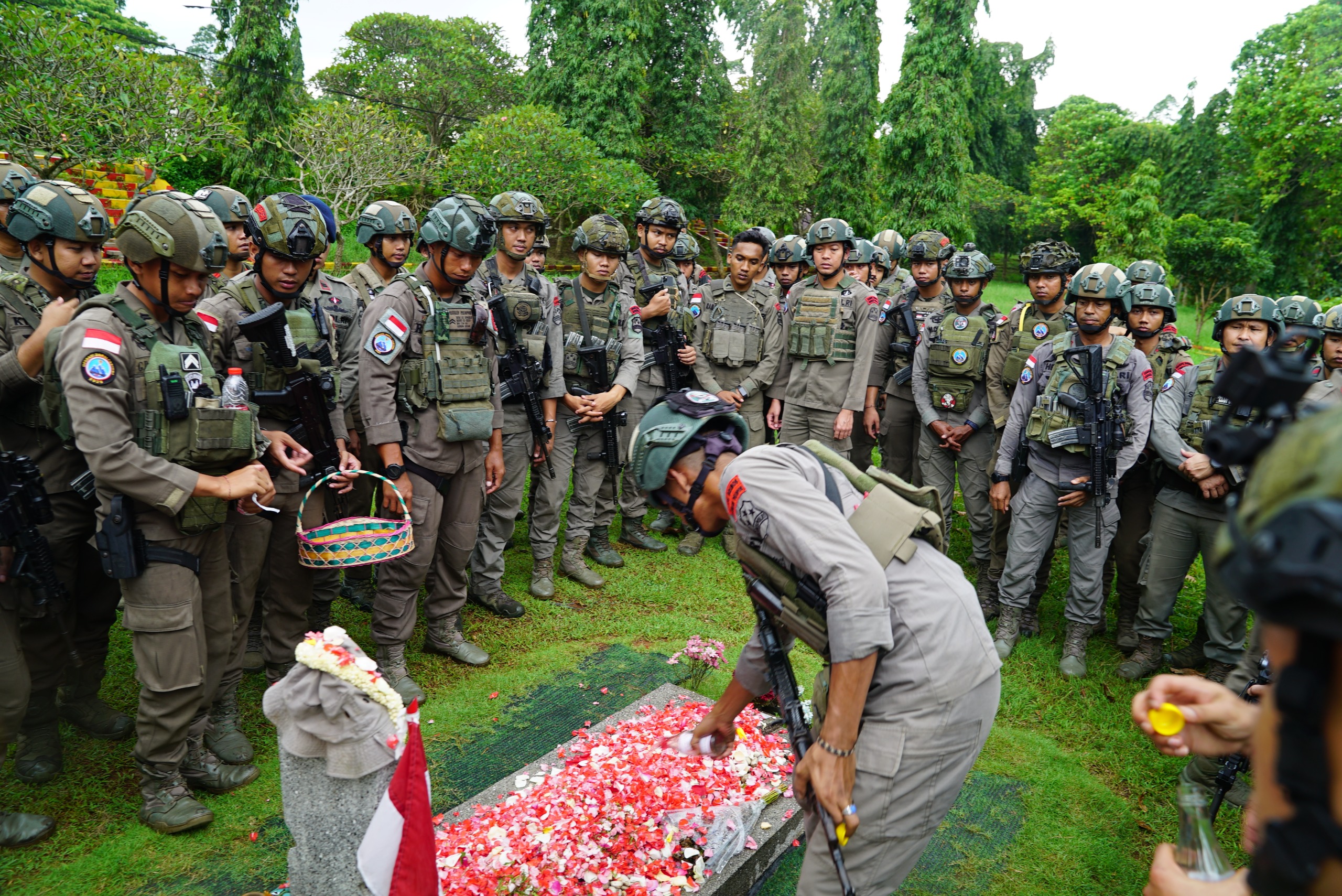 Resimen III Pelopor Ziarah Makam Brigadir Iqbal Kami 1 Januari 2026.