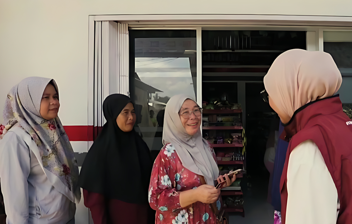 Para KPM sedang antre mencairkan Bansos.