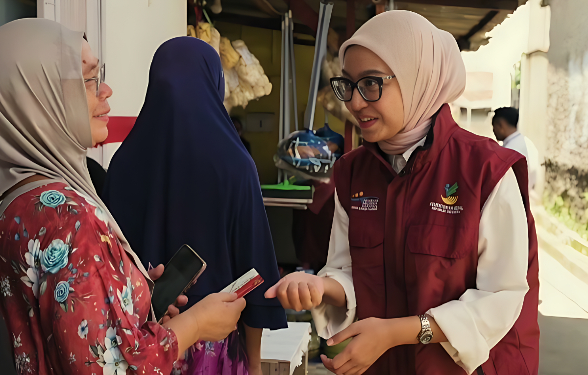 Petugas membantu KPM mencairkan dana Bansos.