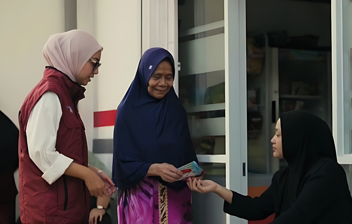 Petugas mendampingi KPM mencairkan Bansos.