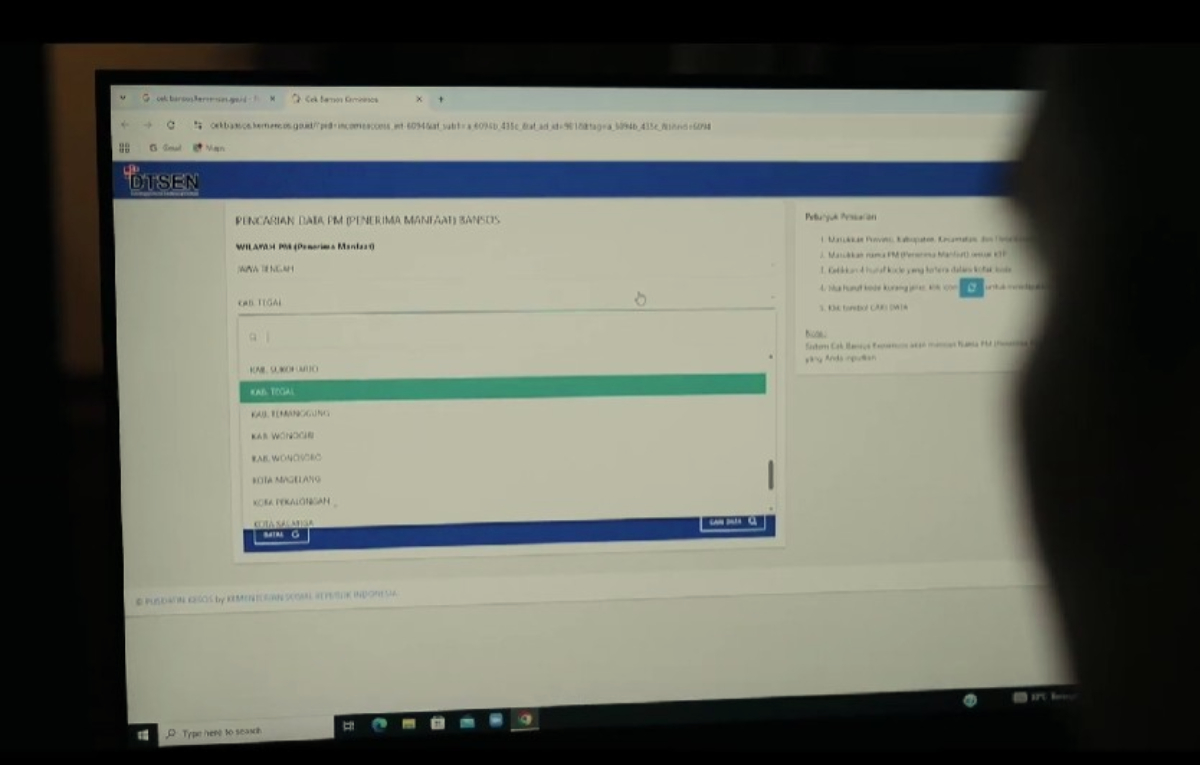 TELITI : Petugas sedang mengecek data penerima Bansos.