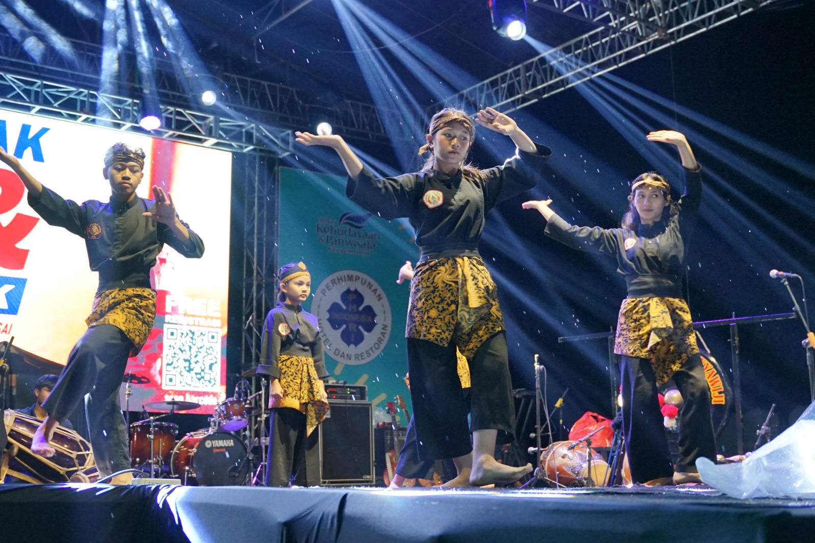 Pertunjukan seni dan budaya Puncak Fest 2025, Hotel Mars di Kecamatan Megamendung, Kabupaten Bogor, pada malam pergantian tahun 2026.