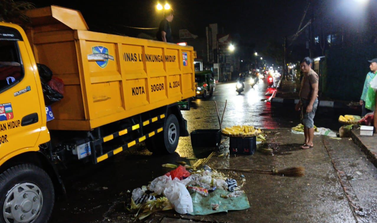 Petugas saat mengangkut sampah sisa perayaan malam tahun baru di sejumlah titik di Kota Bogor.