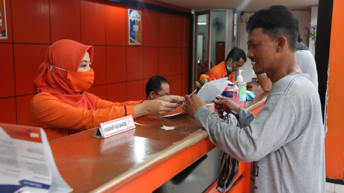 Ilustrasi KPM yang melakukan pengambilan dana bansos di kantor pos