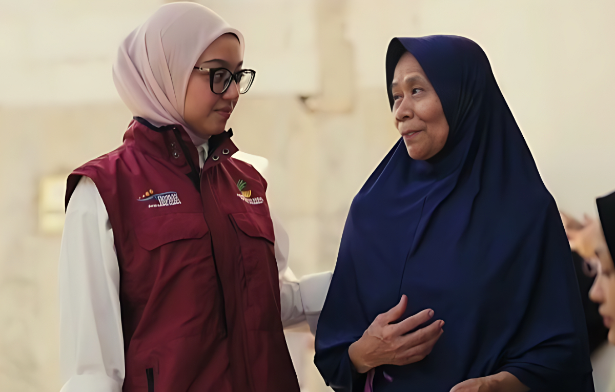 Warga penerima Bansos sedang konsultasi dengan petugas.