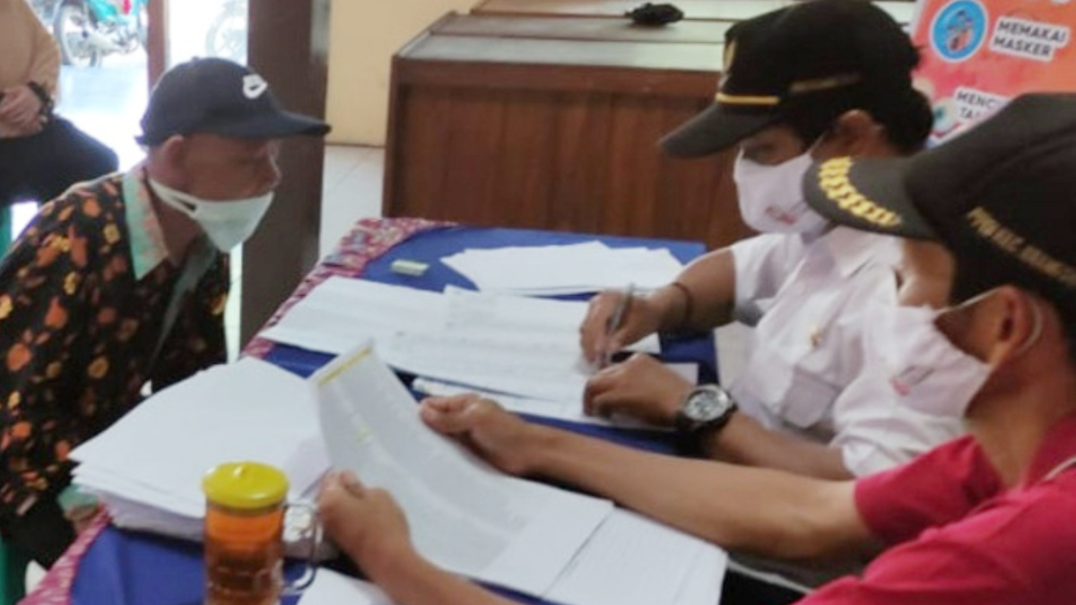 Ilustrasi: Penyaluran bantuan sosial (bansos) kepada para penerima manfaat atau KPM.