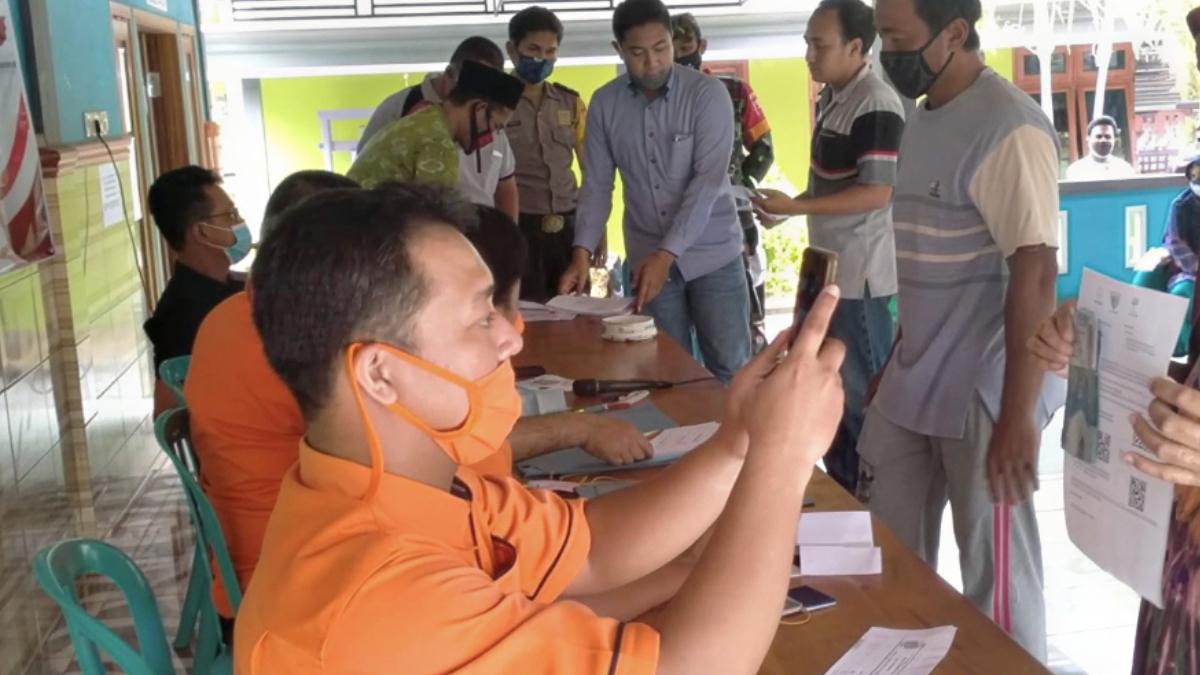 Ilustrasi: Penyaluran bantuan sosial (bansos) kepada para penerima manfaat atau KPM.