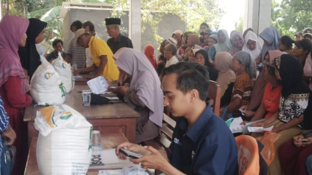 Ilustrasi: Penyaluran bantuan sosial (bansos) kepada para penerima manfaat atau KPM.