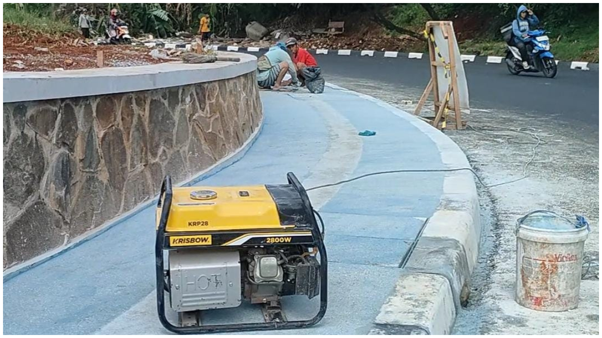 Belum rampung, sejumlah pekerja proyek bundaran GDC terlihat tengah mengerjakan pembangunan pada bagian trotoar pada Kamis 1 Januari 2026
