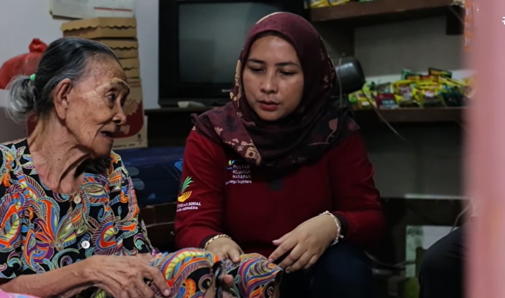 Ilustrasi KPM yang berhak menerima pencairan bansos duluan