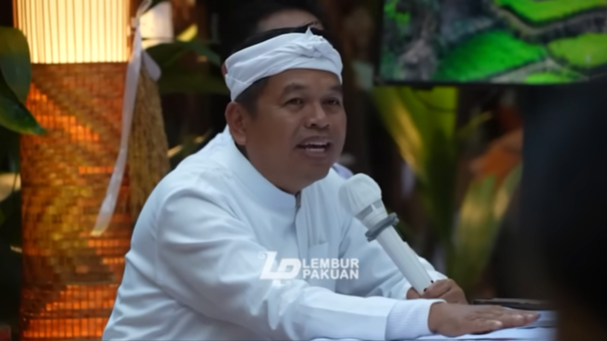 Gubernur Jawa Barat Dedi Mulyadi saat Rapat Koordinasi Terbatas bersama para kepala daerah di Lembur Pakuan, Kabupaten Subang.