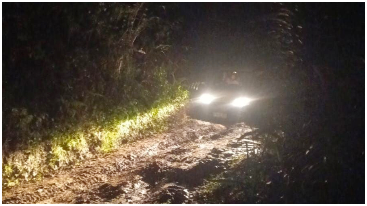 Kendaraan milik wisatawan selip saat trekking di Cisadon, Babakan Madang, Kabupaten Bogor.