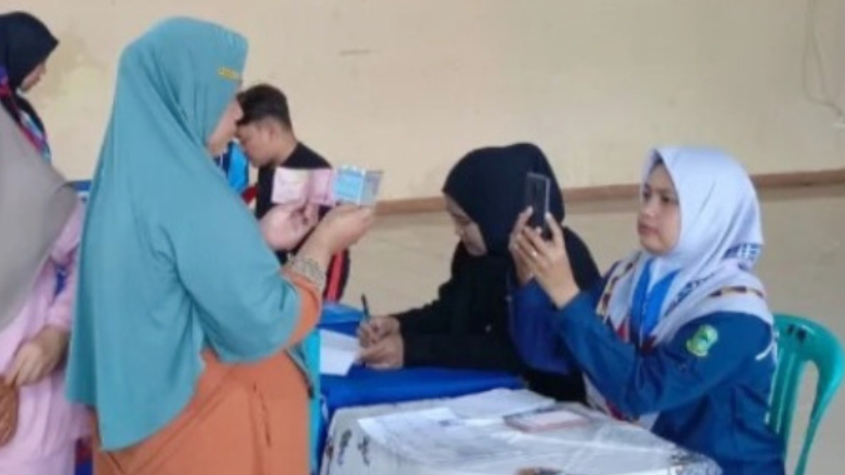 Ilustrasi: Penyaluran bantuan sosial (bansos) kepada para penerima manfaat atau KPM.
