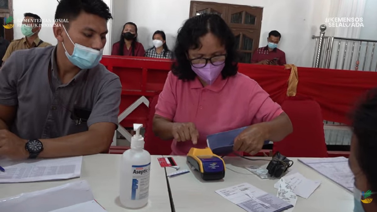 Ilustrasi petugas mengecek pencairan bansos reguler milik KPM