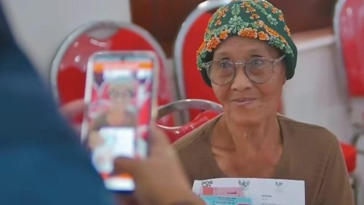 Ilustrasi pencairan bantuan sosial (bansos)