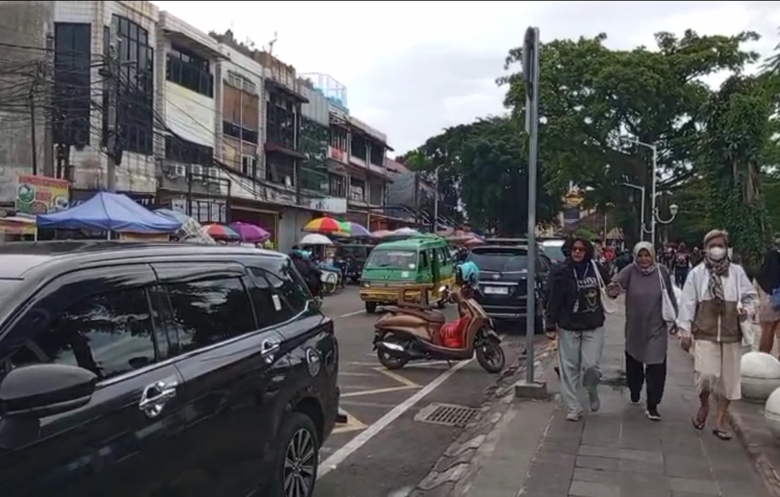 Keramaian di Alun-Alun Kota Bogor mengundang keberadaan PKL di trotoar dan badan jalan.