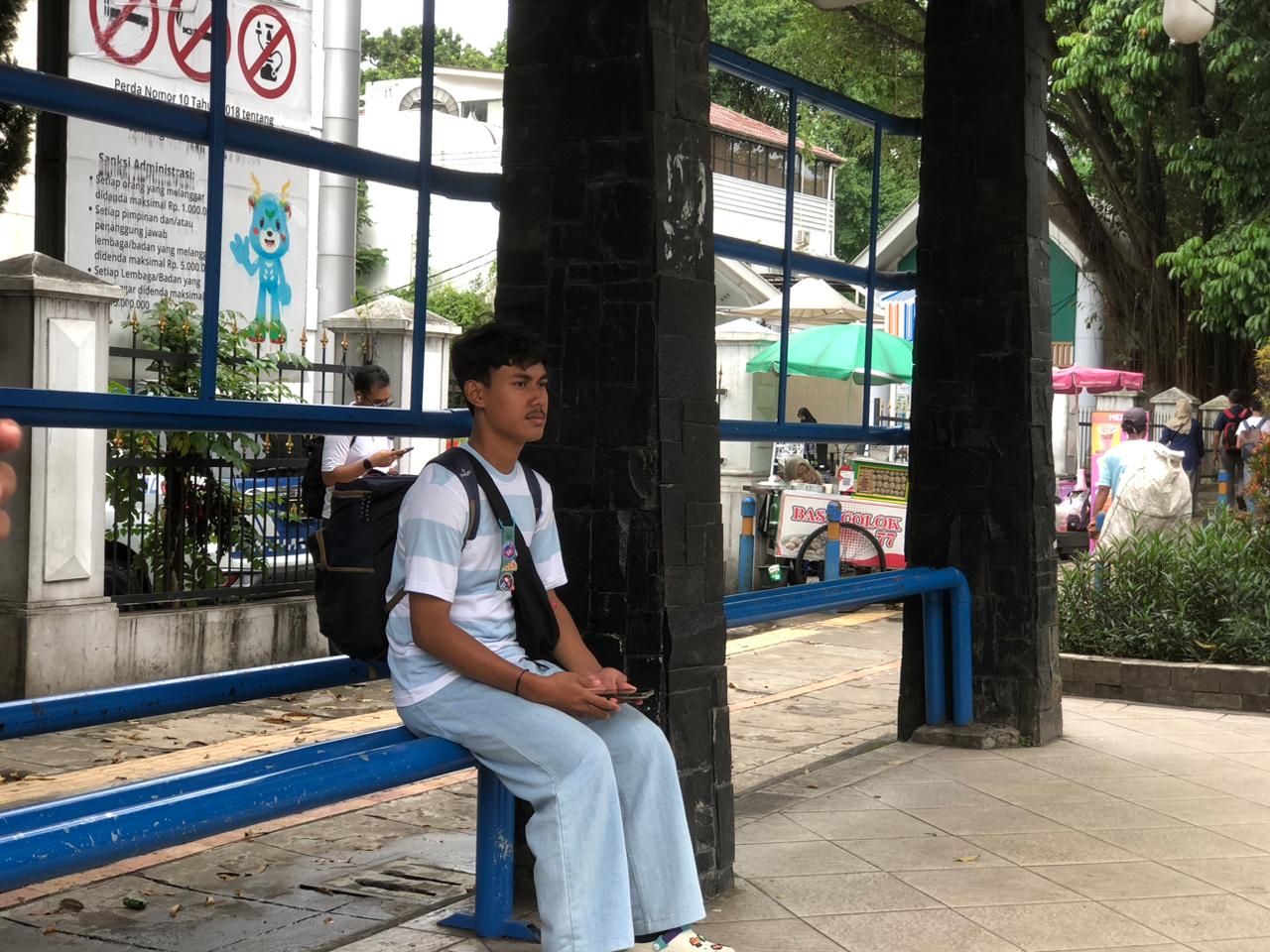 Penumpang Biskita Transpakuan, yang tengah menanti kedatangan armada di Sheler Bappenda dan Jambu Dua, Kota Bogor.