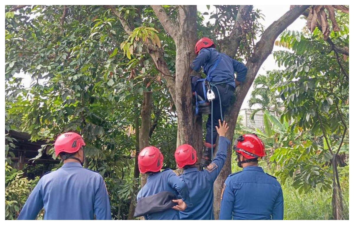 Petugas Damkar Kabupaten Bogor, saat membantu evakuasi jenazah korban kesetrum listrik di Bojonggede.