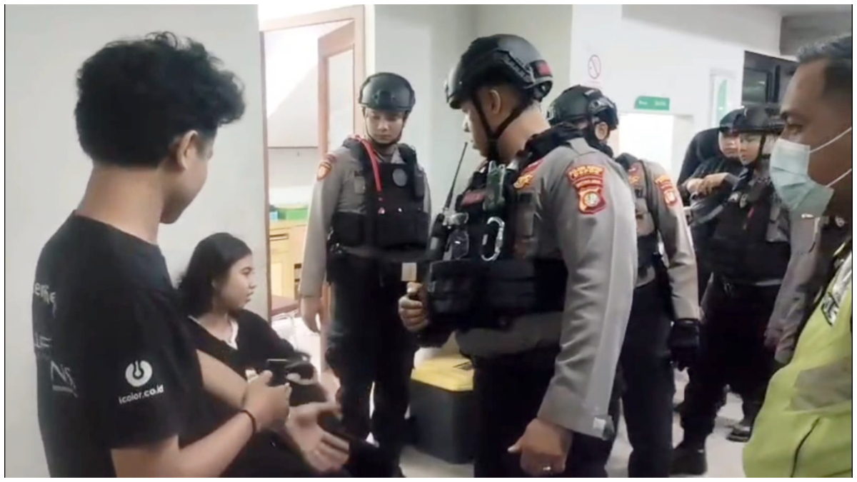 Polisi saat mendatangi korban pengeroyokan geng motor di Margonda.