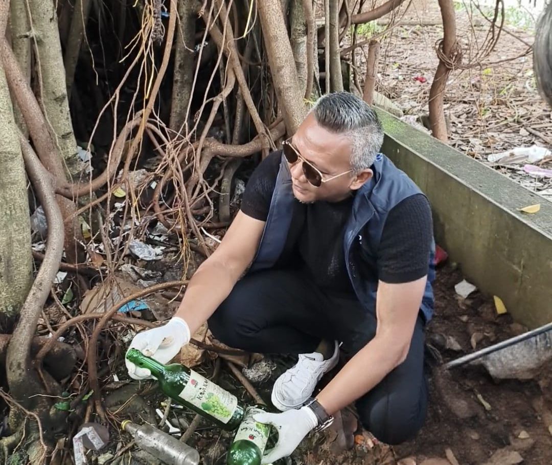 Wakil Wali Kota Bogor, Jenal Mutaqin, menemukan bekas botol miras di Alun-alun Kota Bogor, Jumat 2 Januari 2026.