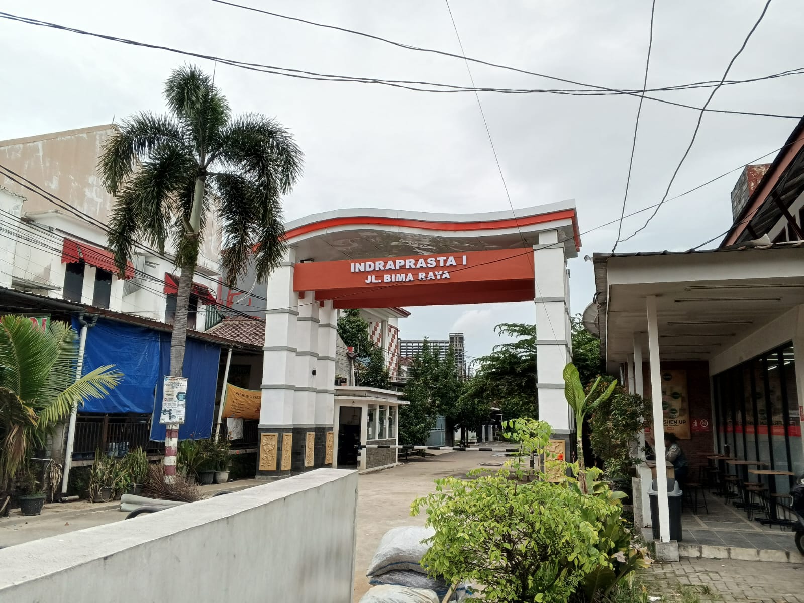 Penampakan dua gapura di Perumahan Indraprasta 1, Kelurahan Bantarjati, Kecamatan Bogor Utara.