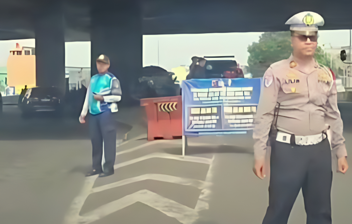 Petugas lakukan penyekatan kendaraan angkutan barang sumbu 3&nbsp;di kawasan simpang Cileunyi, Bandung.