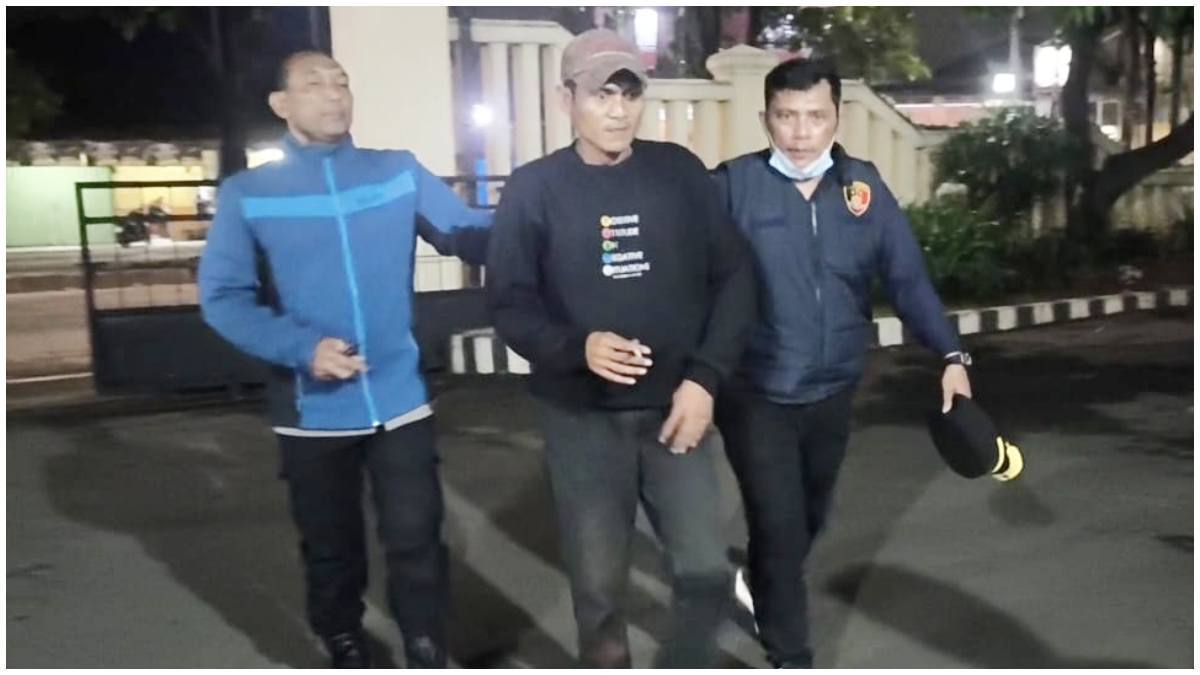 Kapolsek Cileungsi, Kompol Edison saat mengamankan sopir angkot yang kedapatan mengkonsumsi narkoba.