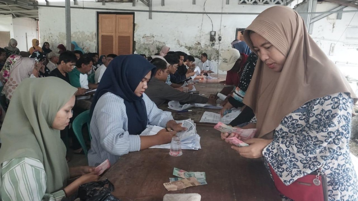 Ilustrasi. KPM mengambil dana bansos dan subsidi.