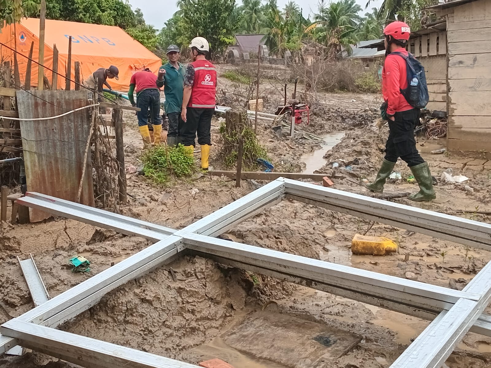 Relawan Salam Aid memastikan lokasi pembuatan MCK di Kampung Durian, Kabupaten Aceh Tamiang, Jumat 2 Januari 2026.