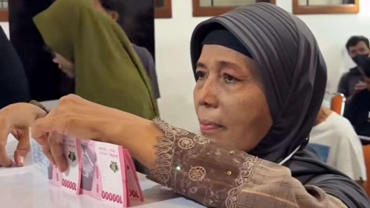 KPM menerima bansos yang disalurkan oleh pemerintah