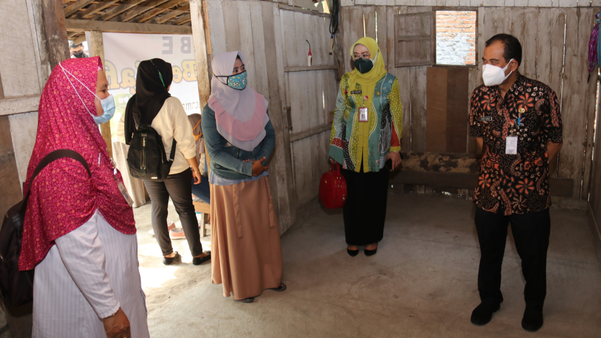 Penyerahan bantuan kepada peserta program keluarga harapan (PKH).