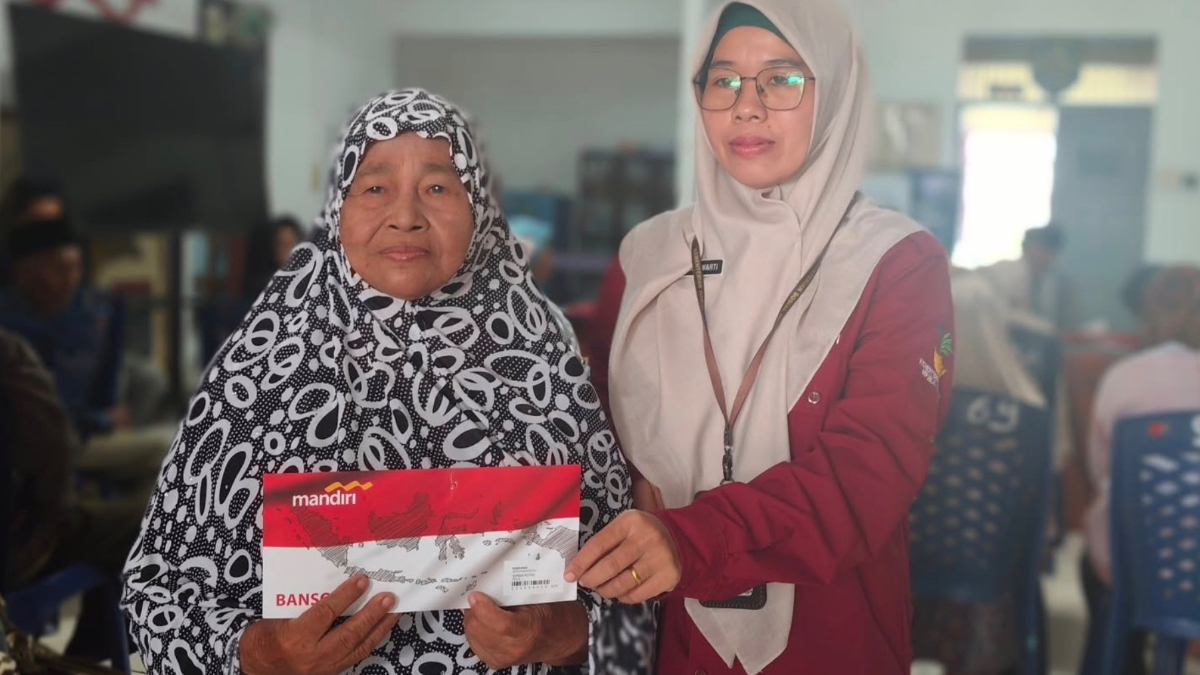 Ilustrasi penyaluran bansos kepada KPM