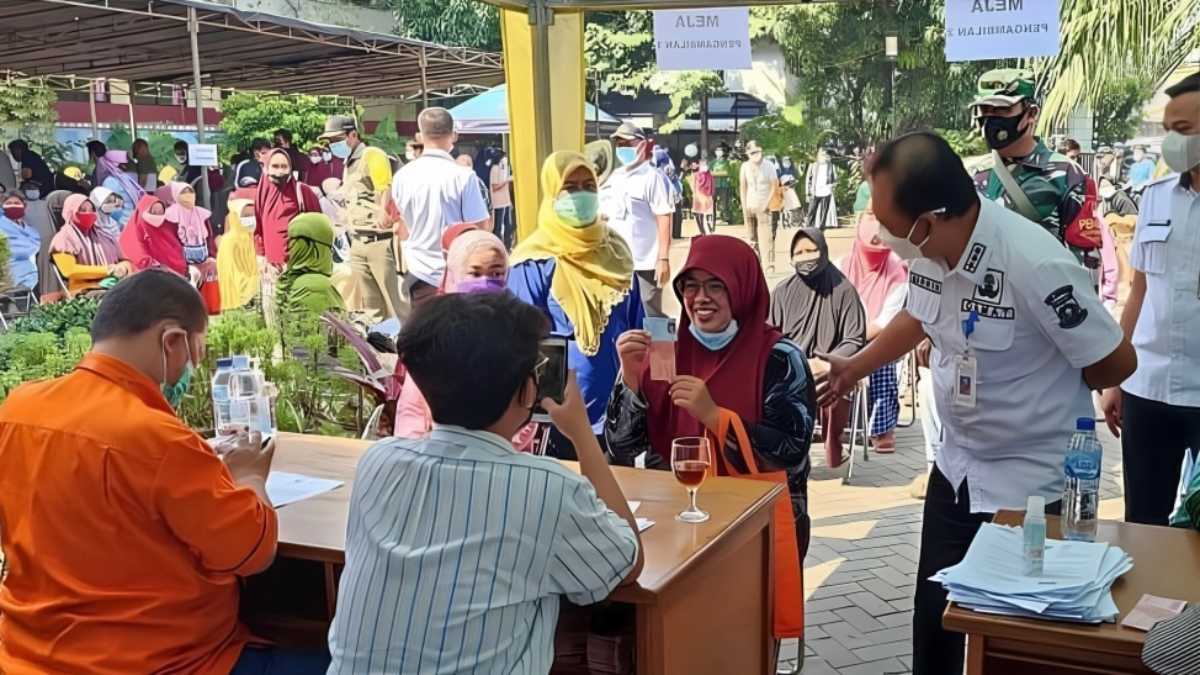 Ilustrasi. KPM PKH BPNT mengambil bansos.