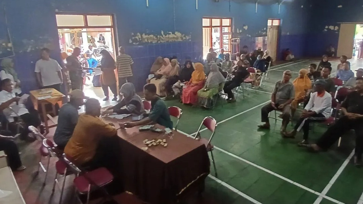 Ilustrasi penyaluran bantuan sosial atau bansos kepada KPM