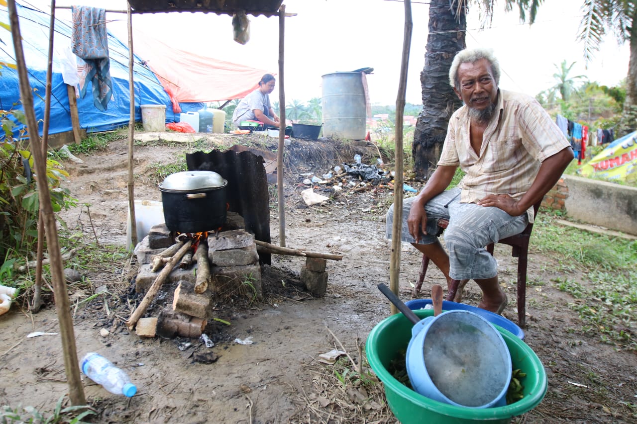 Dengan keterbatasan sumber air bersih warga Kampung Durian, Desa metro Jaya, Aceh Tamiang, seringkali memanfaatkan curah hujan untuk memenuhi kebutuhan.