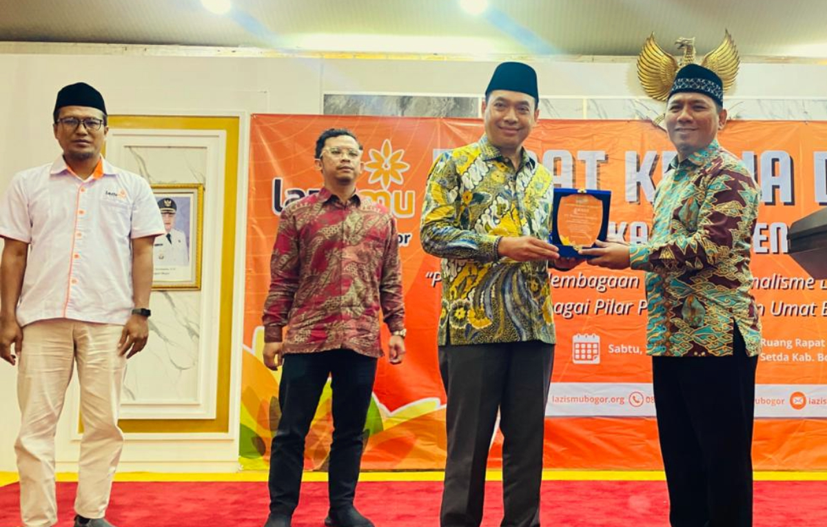 LazisMu: PDM Kabupaten Bogor, Ahmad Yani (kanan) menyerahkan penghargaan, Sabtu (3/1/2026).