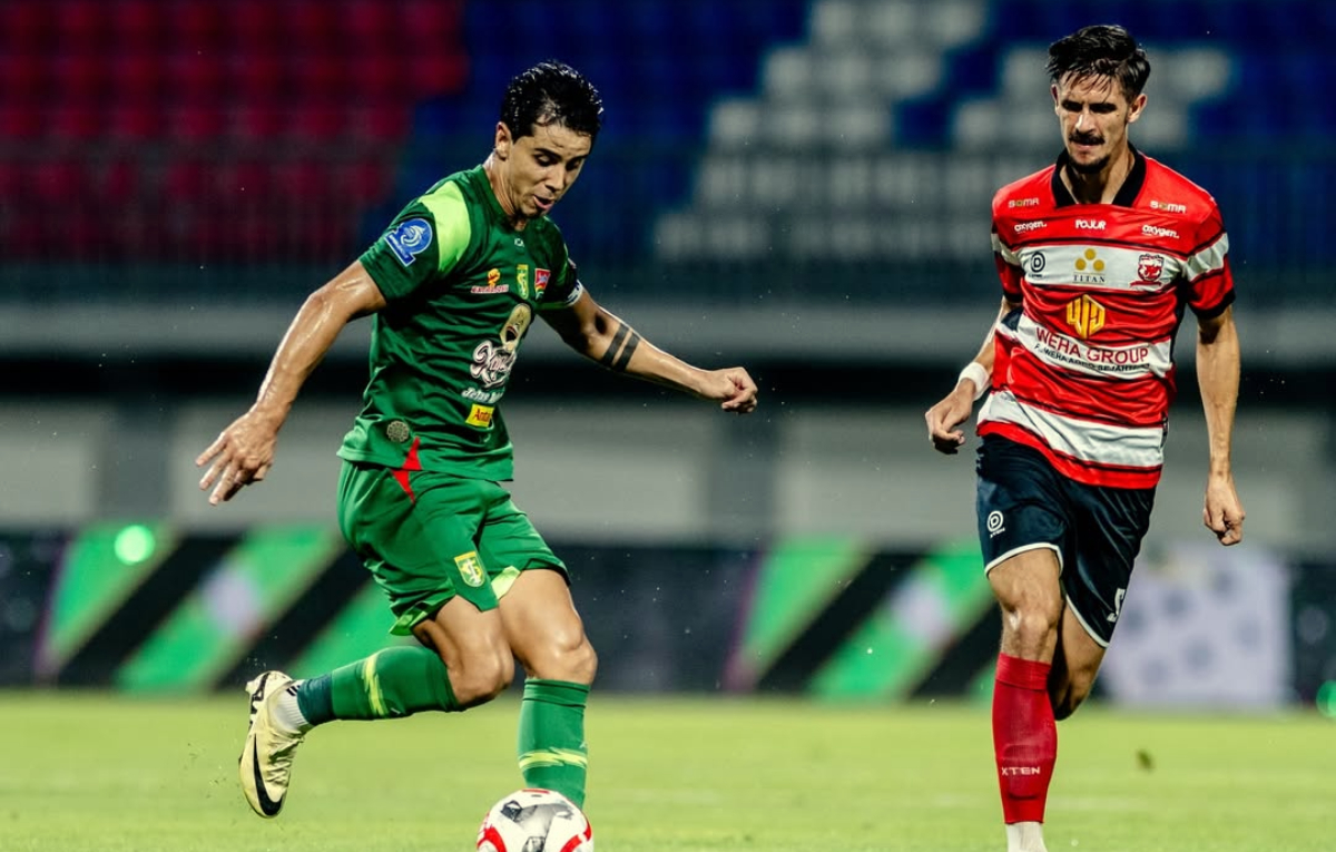 Pemain Persebaya Surabaya sedang berusaha menembus pertahanan&nbsp;Madura United,&nbsp;Sabtu (3/1/2026) malam WIB.