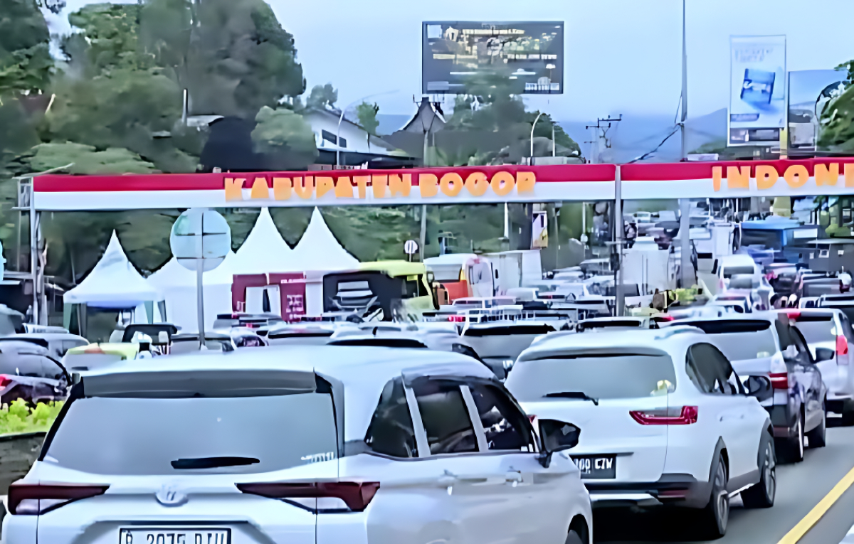 Petugas memberlakukan sistem one way di kawasan Gadog menuju Puncak, Kabupaten Bogor.