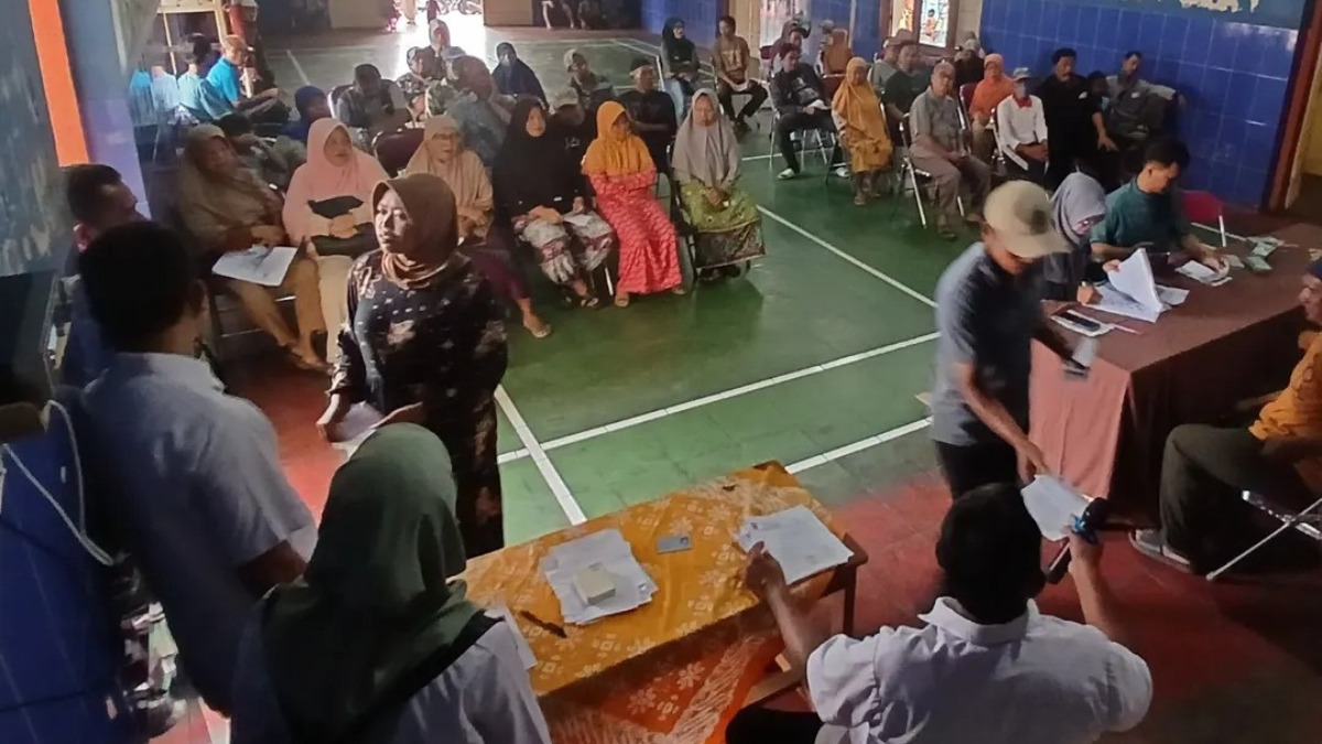 Ilustrasi: Penyaluran bantuan sosial (bansos) kepada para penerima manfaat atau KPM.