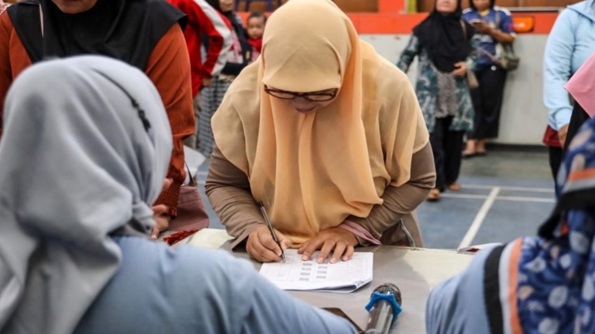 Ilustrasi: Penyaluran bantuan sosial (bansos) kepada para penerima manfaat atau KPM.