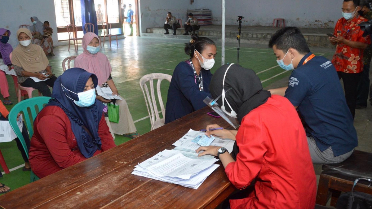 Ilustrasi: Penyaluran bantuan sosial (bansos) kepada para penerima manfaat atau KPM.