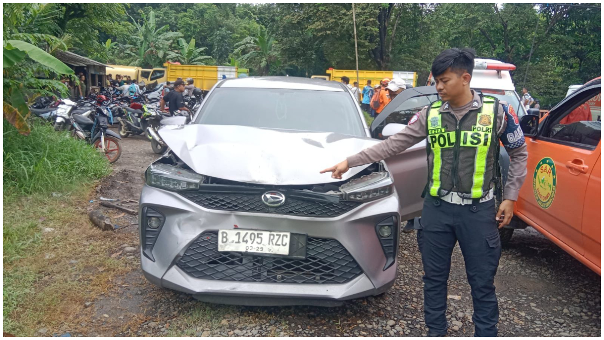 Kendaraan rusak akibat tertabrak alat berat excavator.
