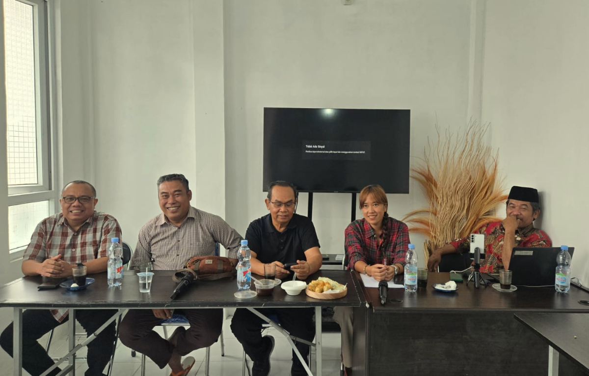 Founder Vinus Indonesia, Yusfitriadi (kedua kiri) bersama para narasumber Riungan Pegiat Pemilu di VES, Kecamatan Cibungbulang, Kabupaten Bogor, Minggu (4/1/2026).