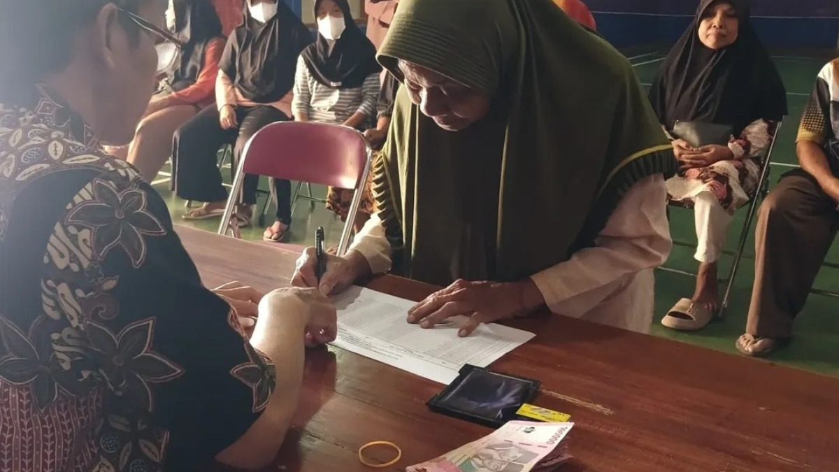 Ilustrasi penyaluran bansos kepada KPM di tahun 2026
