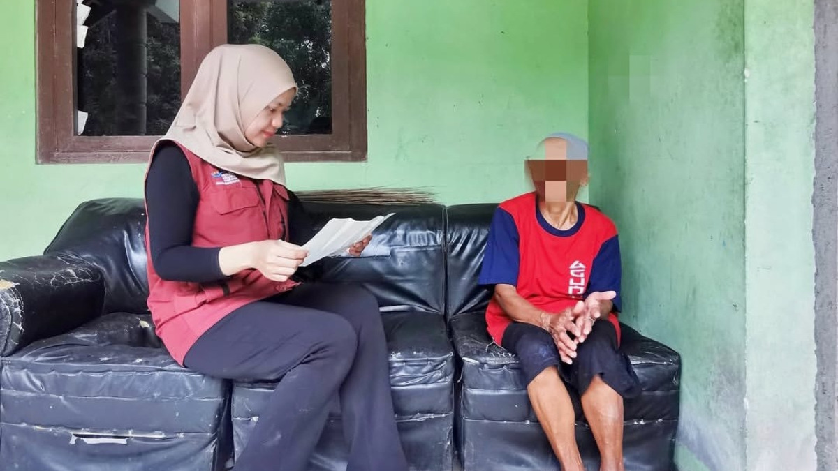 Ilustrasi petugas sedang melakukan proses ground chek kelayakan KPM BLT Kesra