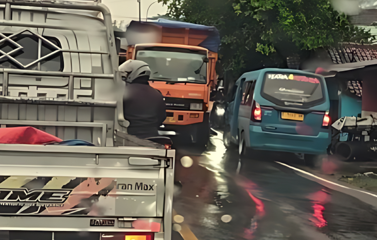 VIRAL : Angkot di Jalan raya Leuwiliang-Ciampea nekat melawan arah.