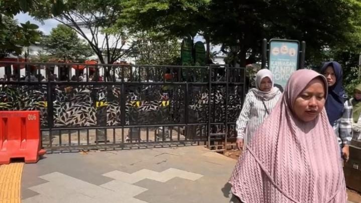 Pintu masuk Alun-Alun dari Stasiun Bogor ditutup.