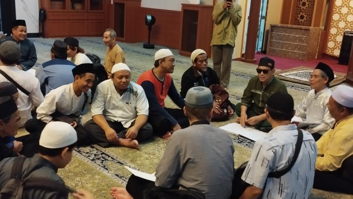Sejumlah penyandang tuna netra saat mengikuti Mabit di Masjid Al Muslimun Bogor.