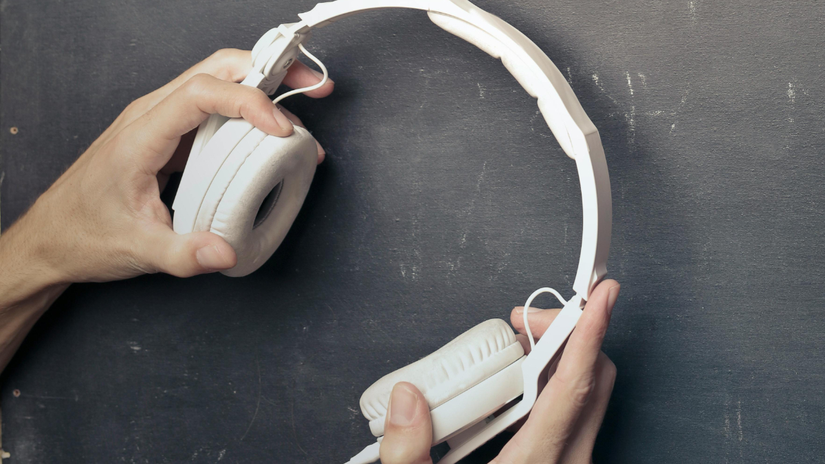 Ilustrasi mendengarkan musik.