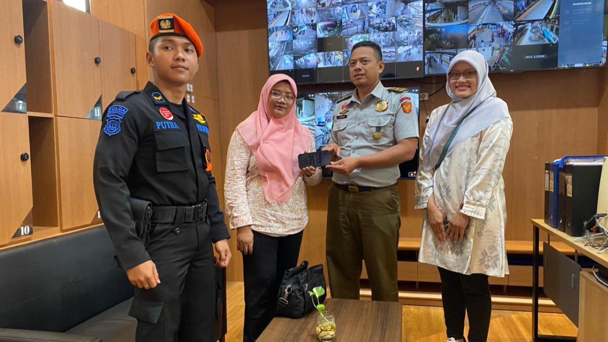 Pengembalian barang yang tertinggal di kereta oleh PT KAI.